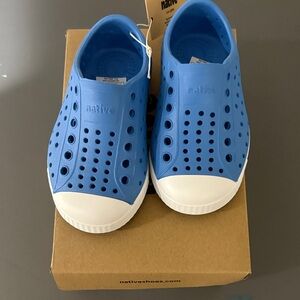 Native Kids Water Shoes - Blue and White size c6